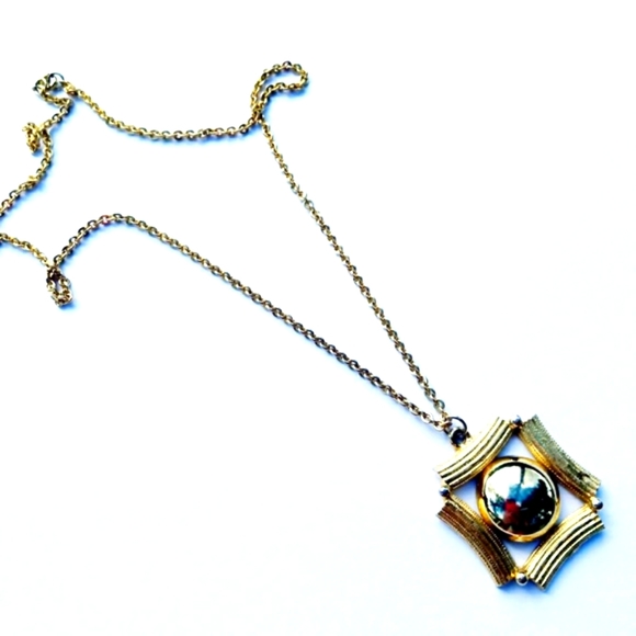 Vintage Jewelry - Vintage circle pendent necklace